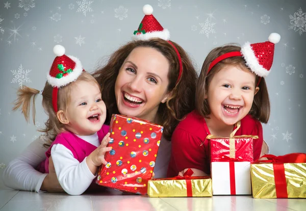 Šťastná rodina slaví Vánoce — Stock fotografie