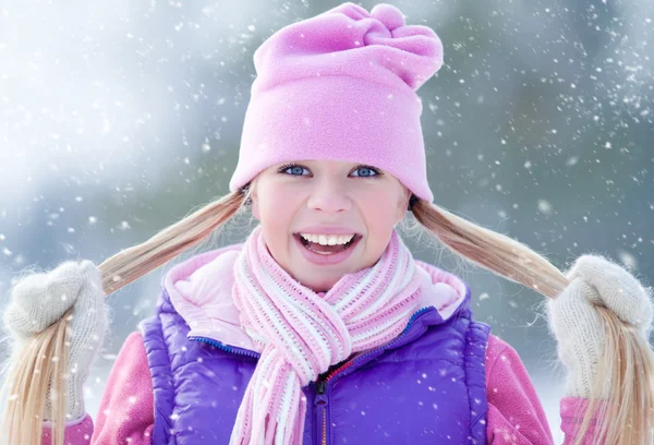 Sportovní dívka v zimě — Stock fotografie