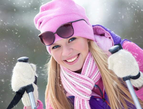 Porträtt av blondy ung kvinna med skidor på vintern — Stockfoto