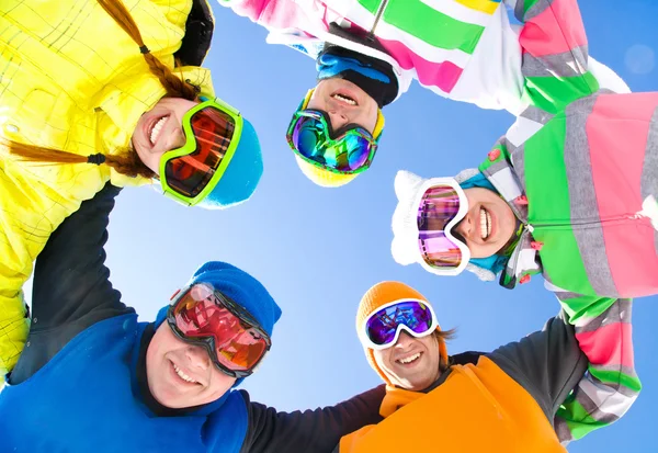 公司的滑雪度假的朋友 — 图库照片