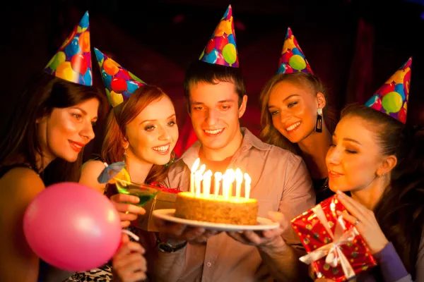 Молода компанія святкує день народження — стокове фото