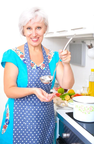 Mature woman on the kitchen — Stock Photo, Image