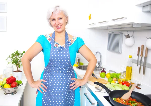 Volwassen vrouw op de keuken — Stockfoto