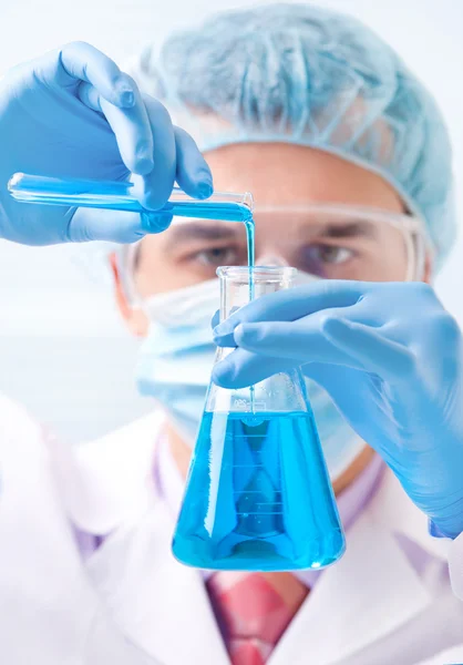 Researcher working with chemicals — Stock Photo, Image