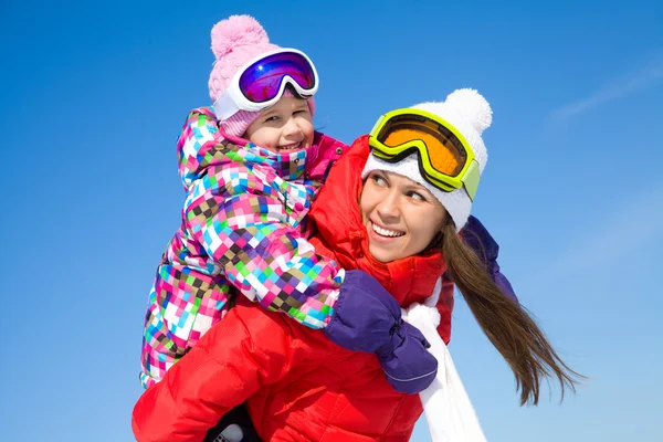 Familia invierno jugando — Foto de Stock