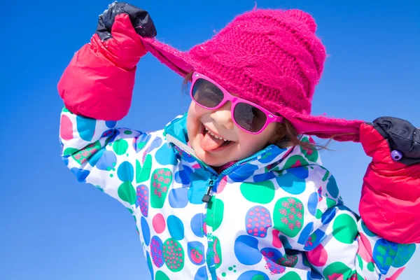 Portret van schattig klein meisje in de winter — Stockfoto