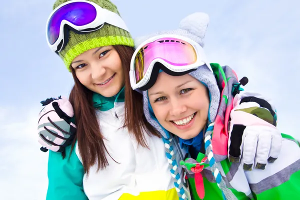 Girlfrieds in skiresort — Stockfoto