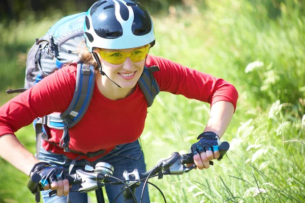 Donna sorridente ciclista — Foto Stock