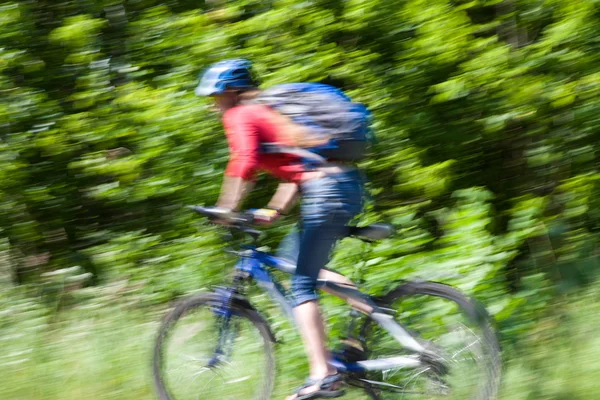 Radfahrerin fährt zu schnell — Stockfoto