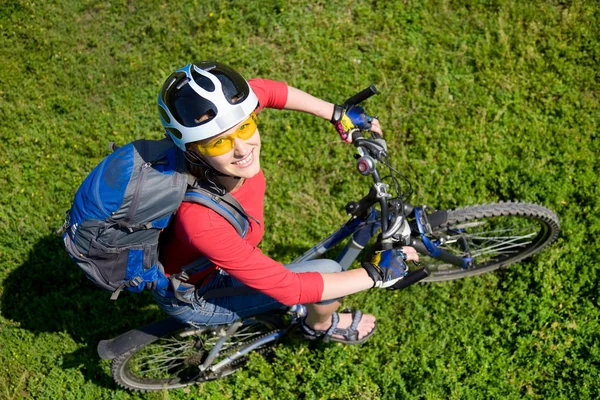Молодой велосипедист на зеленой траве — стоковое фото