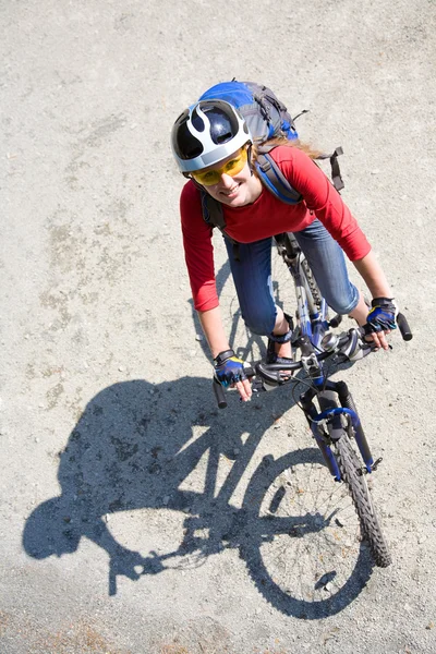 Велогонщик с горным велосипедом — стоковое фото