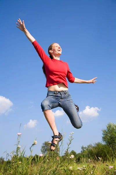 Mulher feliz saltando — Fotografia de Stock