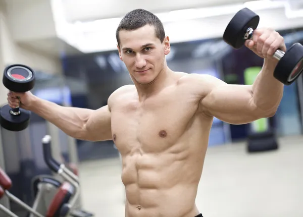 Hombre en el gimnasio — Foto de Stock