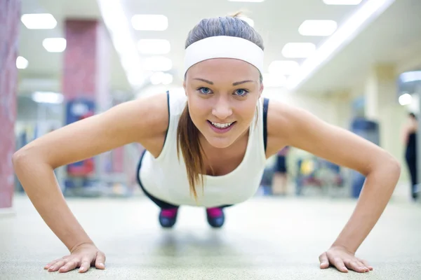 Frau im Fitnessstudio — Stockfoto