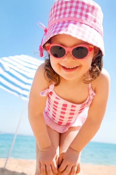 Liten flicka på stranden — Stockfoto