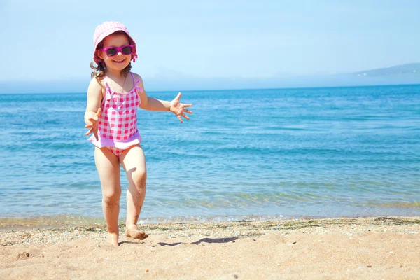 Petite fille au bord de la mer — Photo