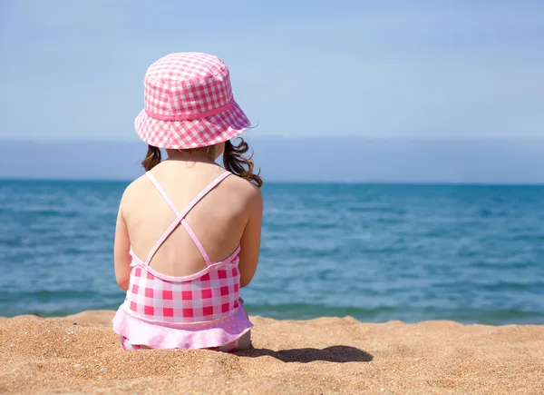 Маленька дівчинка на пляжі — стокове фото