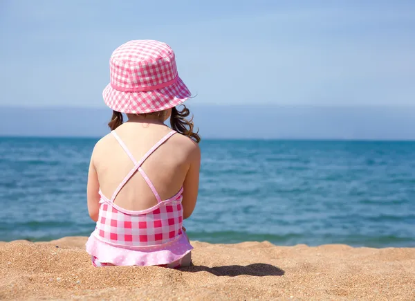 Petite fille sur la plage — Photo