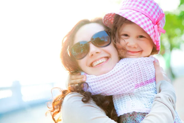 Menina e sua mãe — Fotografia de Stock