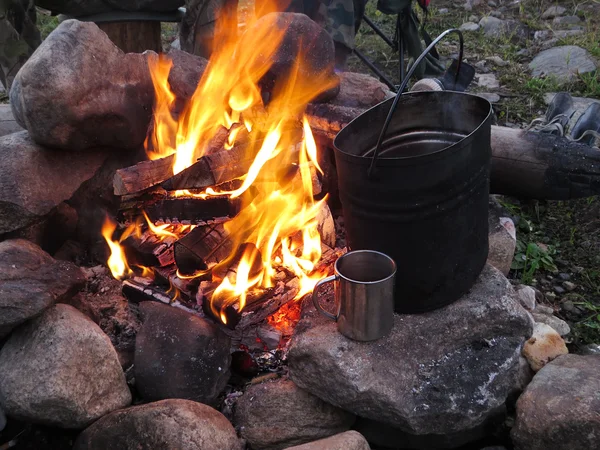 Feu touristique avec une bouilloire et une tasse — Photo