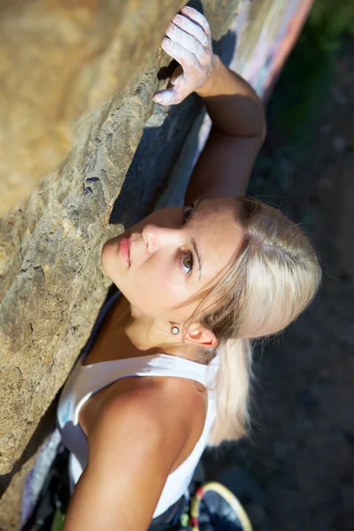 Ragazza bionda arrampicata sulla roccia — Foto Stock