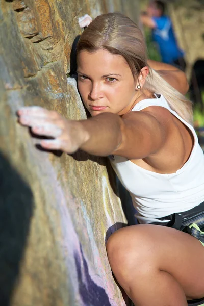 Blond meisje op de rots klimmen. — Stockfoto