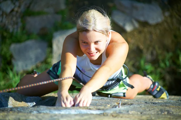 Ragazza bionda arrampicata sulla roccia — Foto Stock