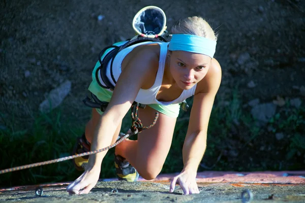 Blond tjej klättra på klippan — Stockfoto