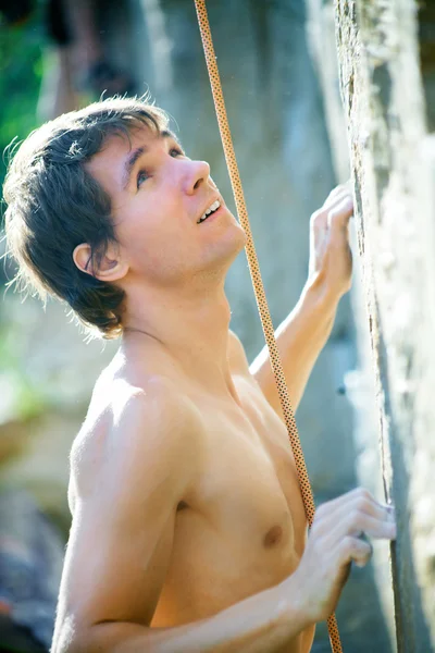 Young man climbing on the rock — Stock Photo, Image