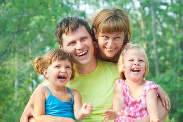 In de zomer en gelukkige familie — Stockfoto