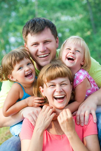 Familia feliz en verano — Foto de Stock