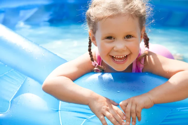 Felice bambino nuoto — Foto Stock