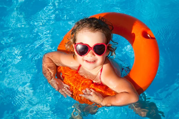 Glückliches Kinderschwimmen — Stockfoto