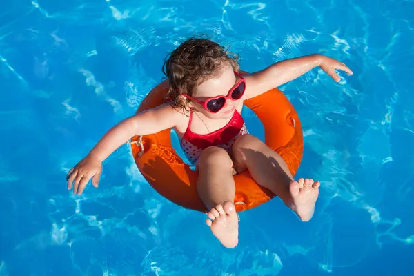 Šťastné dítě, plavání — Stock fotografie