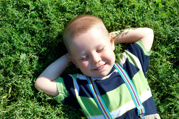 Garçon dans l'herbe — Photo