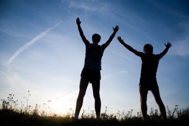 Erkekler üzerinde gündoğumu gökyüzü