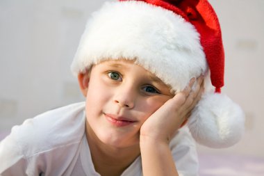 Noel Baba şapkalı çocuk