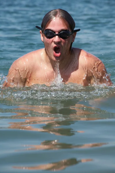 Emergen nadador —  Fotos de Stock
