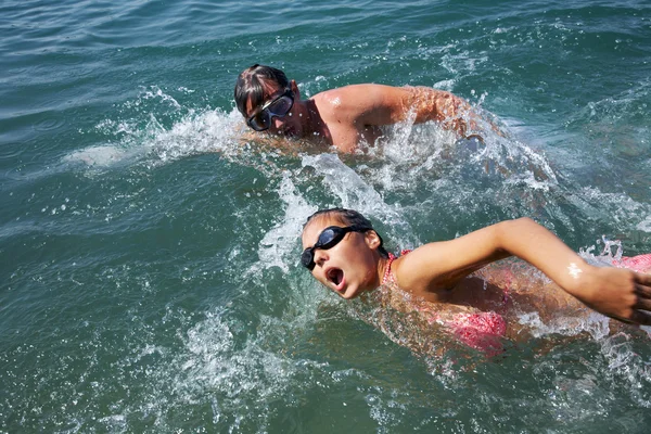 Man and woman swimming — Stock Photo, Image