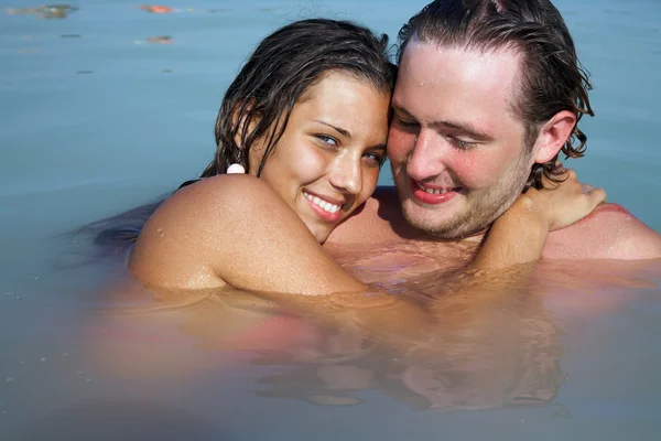 Mann und Frau im offenen Wasser — Stockfoto