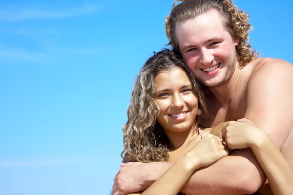 Glückliches Paar am Strand — Stockfoto