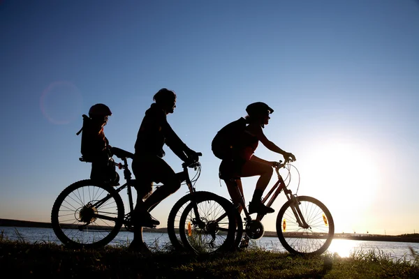 Joven familia ir a dar un paseo en bicicleta — Foto de Stock