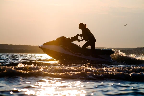 Flicka ridning vattenskoter — Stockfoto