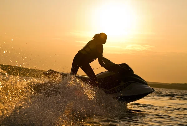 Meisje paardrijden jet ski — Stockfoto