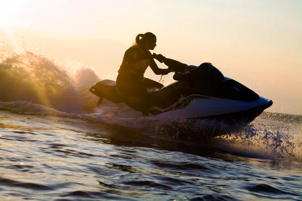 Dívka na koni jet ski — Stock fotografie