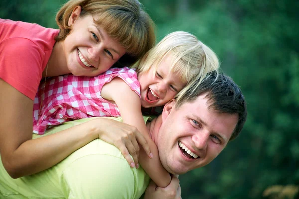 Mamá y papá con el niño —  Fotos de Stock