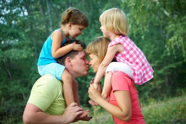 Anne ve baba çocukları ile — Stok fotoğraf