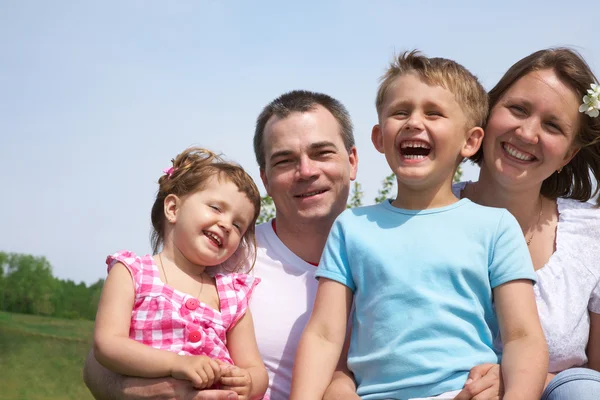 Anne ve baba çocukları ile — Stok fotoğraf