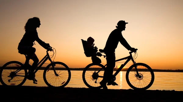 Familia ir a dar un paseo en bicicleta — Foto de Stock