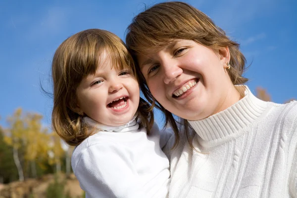 Madre feliz con niña —  Fotos de Stock